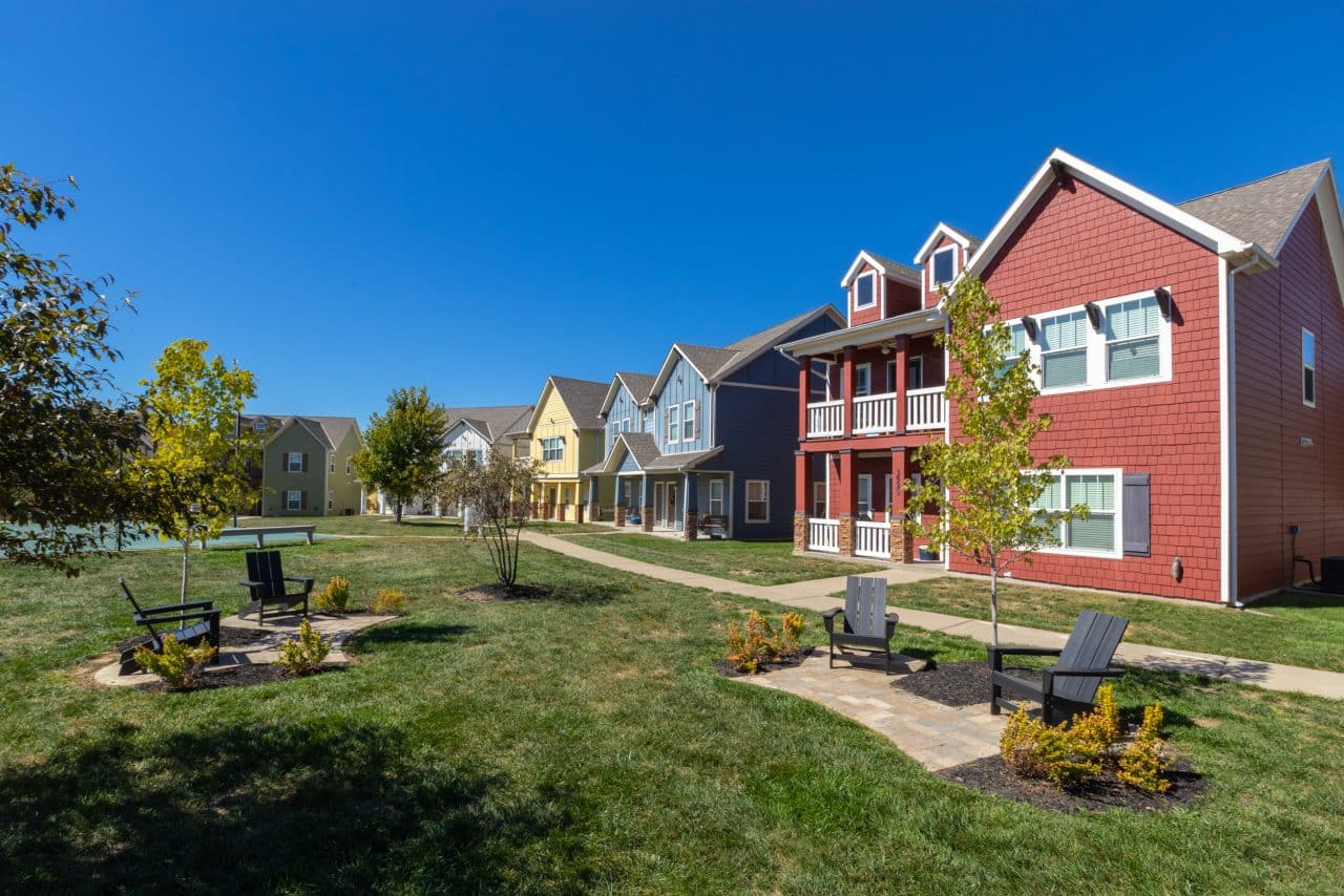 the-collective-at-columbia-apartments-near-the-university-of-missouri-outdoor-seating-courtyard